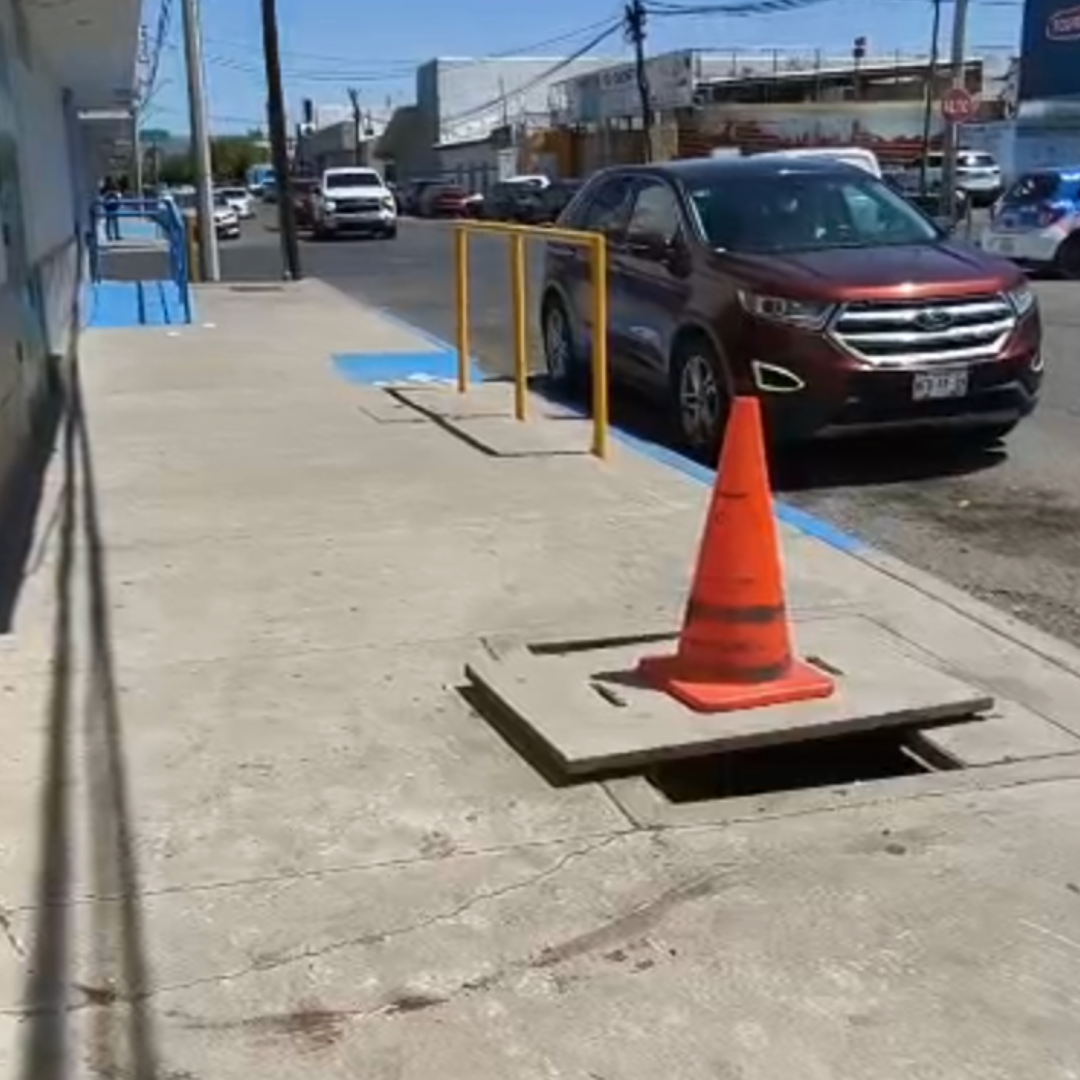 Mujer Resulta con Fractura tras Caer en Aparente Registro Eléctrico Abierto en Hermosillo